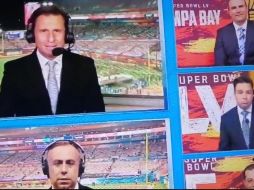 Los comentaristas José Pablo Coello y Emilio León, analizaban el tema de los múltiples pañuelos en el enfrentamiento entre los Chiefs y Buccaneers, pero nunca coincidieron. ESPECIAL