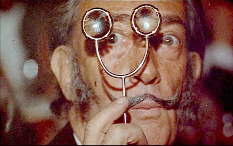 El sofá en el que está sentado Dalí en la fotografía en venta fue construido por él mismo e inspirado en la cara de la actriz Mae West. EL INFORMADOR/ARCHIVO