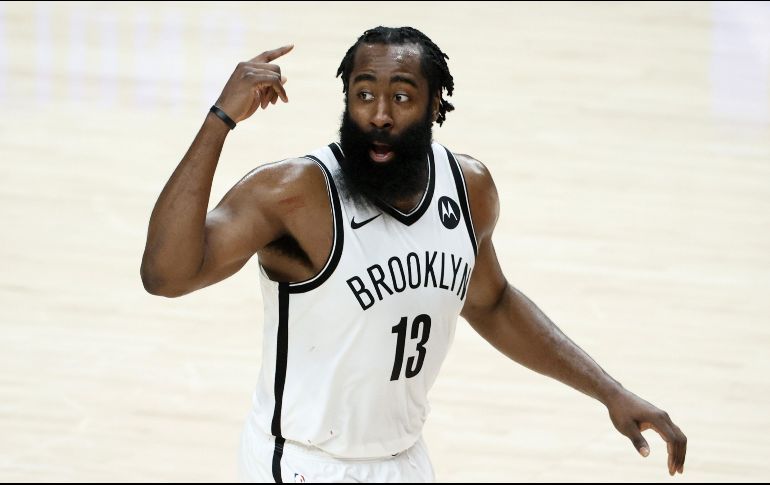 LÍDER. James Harden llevó a la victoria a su equipo. AFP