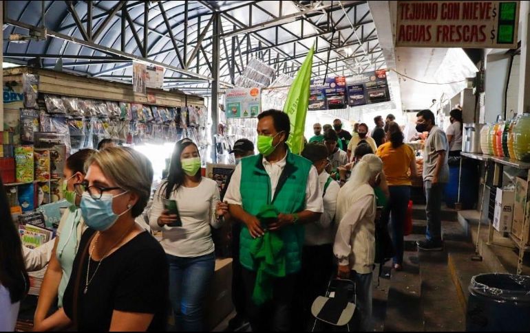 Salvador Cosío, candidato a presidente municipal de Zapopan por el Partido Verde, escucha a locatarios y clientes del mercado de Atemajac. ESPECIAL