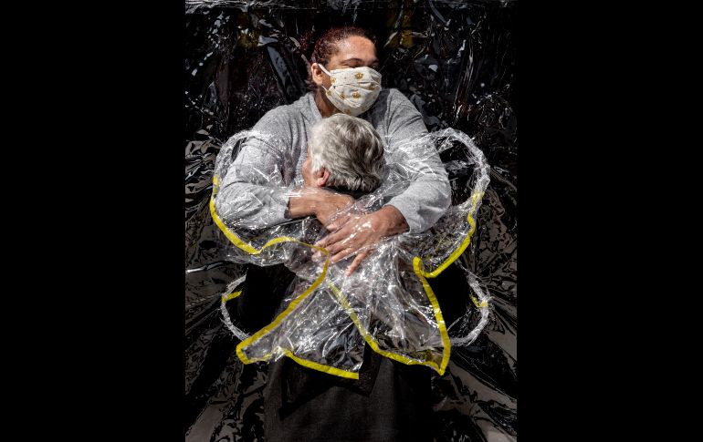 El danés Mads Nissen ganó el World Press Photo por la mejor foto del año: el primer abrazo en cinco meses entre una mujer de 85 años y una enfermera en la residencia Viva Bem de Sao Paulo, Brasil. EFE/EPA/Mads Nissen/ Politiken/ Panos Pictures