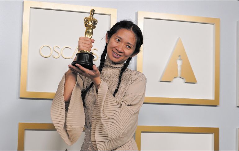 Chloé Zhao. La directora se convierte en la segunda mujer en 93 años en triunfar en esa categoría. AP