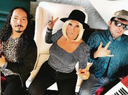 Laura León posa feliz con Tropikal Forever quienes rinden tributo a la “Reina del pop”. ESPECIAL