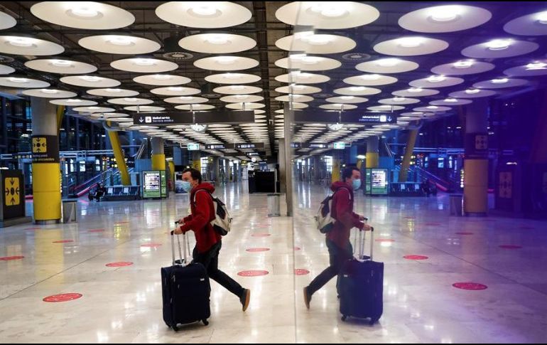 Un pasajero cruza una de las salas del Aeropuerto Adolfo Suárez Madrid-Barajas. EFE/ARCHIVO