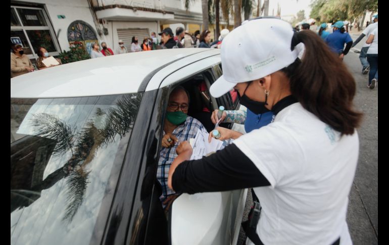 El ritmo de avance dilataba pues los voluntarios revisaban que trajeran el comprobante de la aplicación de la primera dosis y que fuera de Pfizer hasta que estaban dentro del CUAAD. EL INFORMADOR / G. Gallo