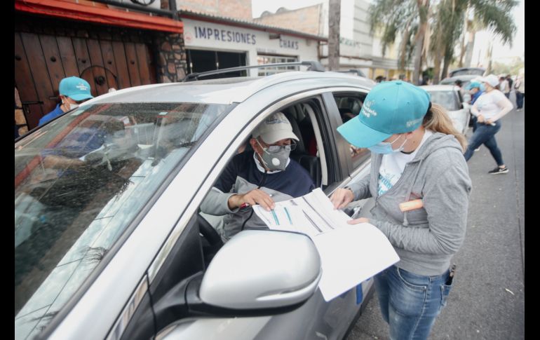 El ritmo de avance dilataba pues los voluntarios revisaban que trajeran el comprobante de la aplicación de la primera dosis y que fuera de Pfizer hasta que estaban dentro del CUAAD. EL INFORMADOR / G. Gallo