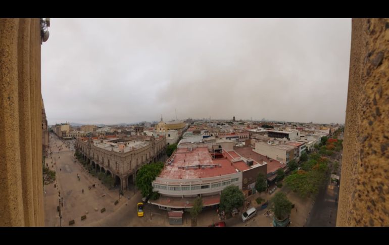 Una densa capa de humo cubre el primer cuadro de Guadalajara. ESPECIAL/S. Rodríguez