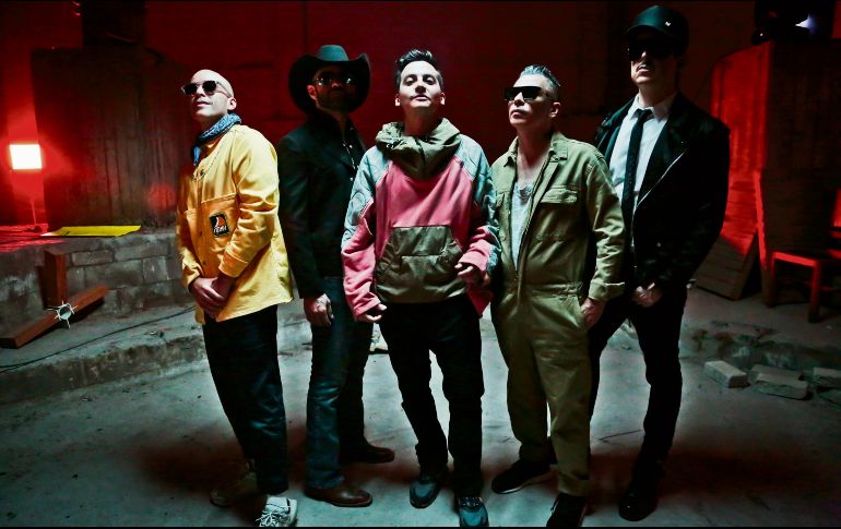 A LO SEGURO. La banda Kinky recorrerá su repertorio musical más exitoso en su próxima presentación. CORTESÍA