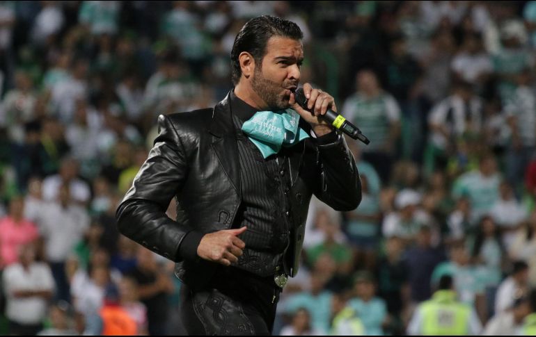 Pablo ha tenido conflictos constantes que han salido a la luz, como fue el caso de su alcoholismo durante las grabaciones de la bioserie de Vicente Fernández 