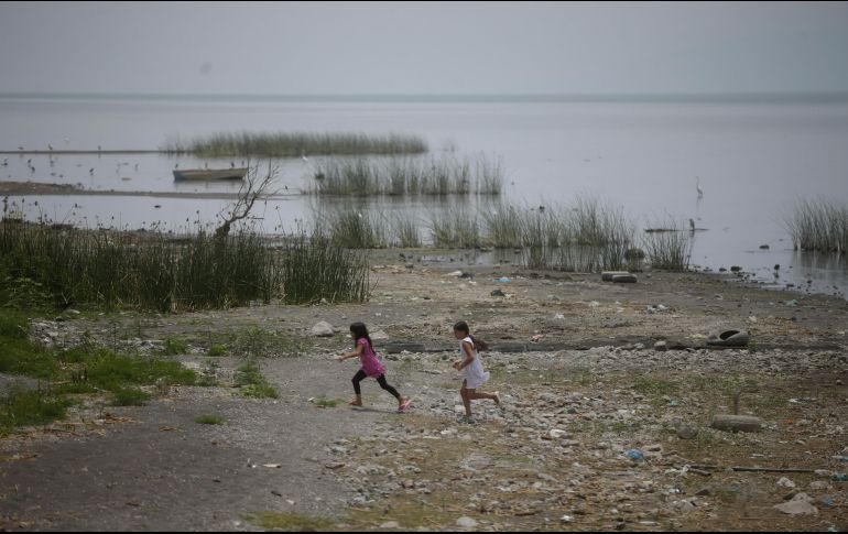 Aunque existe una norma para recargar el lago cuando está a 50 % o menos de su capacidad, la cuenca que debería alimentarlo también se encuentra seca. EL INFORMADOR/F. Atilano
