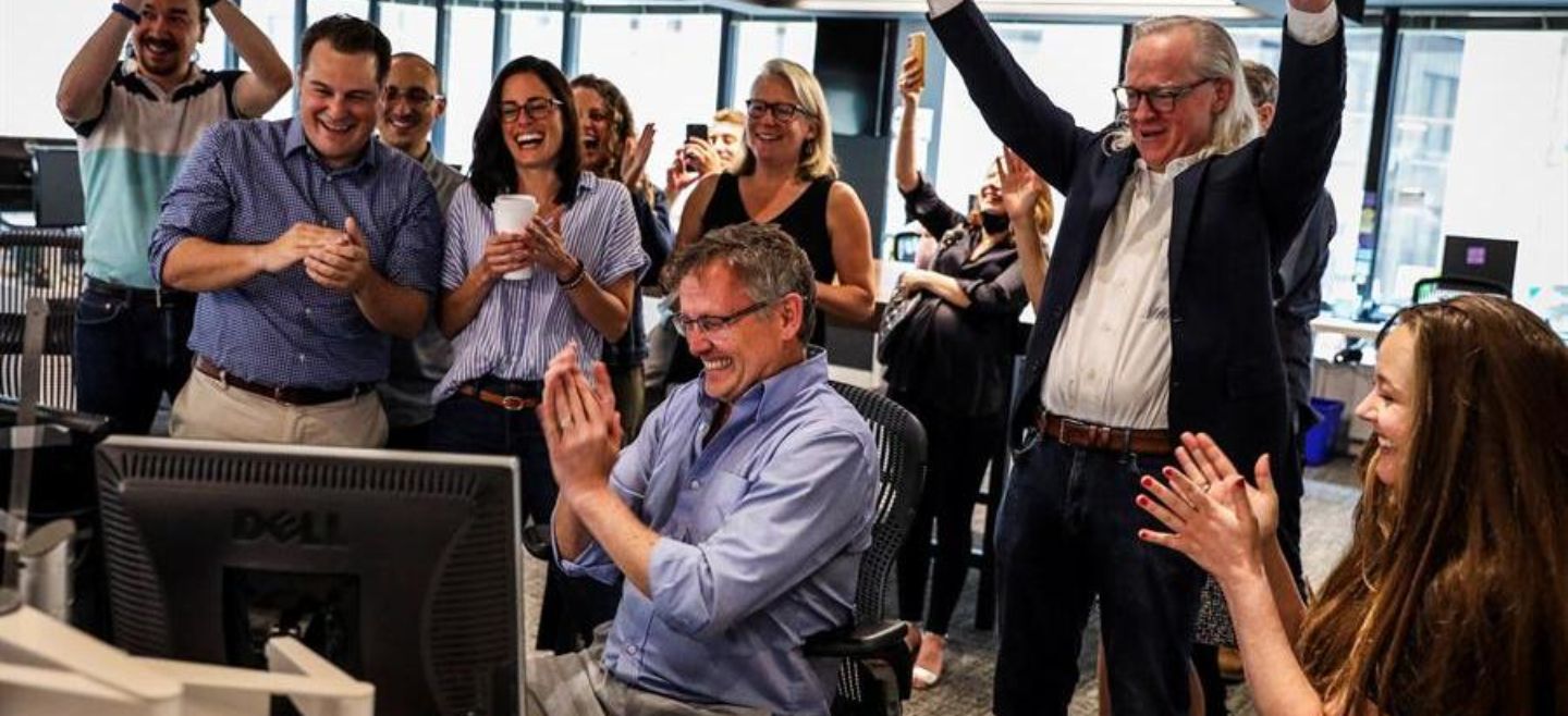 Trabajadores del Boston Globe celebran el Premio Pulitzer obtenido por el trabajo de periodismo de investigación de cinco de sus reporteros. EFE/E. Clark-The Boston Globe