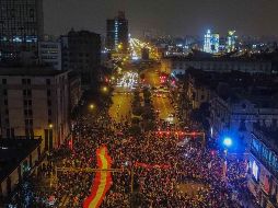 Simpatizantes de Pedro Castillo esperan los resultados electorales. El candidato adelanta en el proceso. EFE