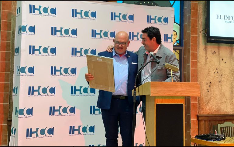 DE LA HEMEROTECA. Juan Carlos Álvarez del Castillo obsequió a Jaime di Paulo una reimpresión de la portada de EL INFORMADOR del día de su cumpleaños. Cortesía: Cámara de comercio hispana de illinois
