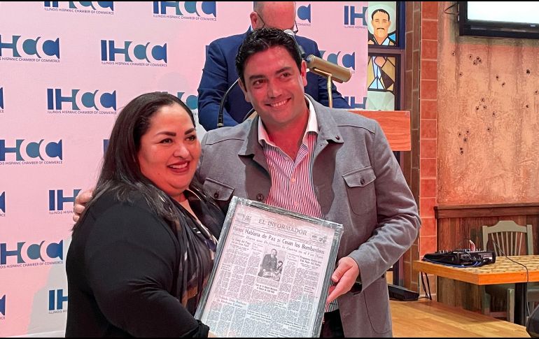 CELEBRACIÓN. Jaime di Paulo, presidente de la Cámara de Comercio Hispana de Illinois, obsequió a Juan Carlos Álvarez, director comercial de EL INFORMADOR, y Raúl Uranga, presidente de la Canaco, playeras de los White Sox, uno de los equipos más populares de Chicago. EL INFORMADOR/P. GALLARDO