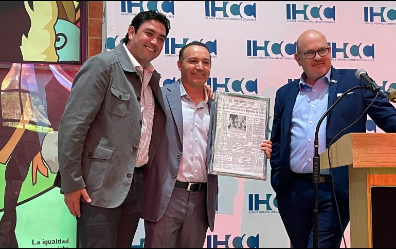 DESDE SU TIERRA. Ezequiel Fuentes, empresario restaurantero, dueño de más de 30 establecimientos en Estados Unidos y anfitrión del evento, también recibió un presente. EL INFORMADOR • P. Gallardo