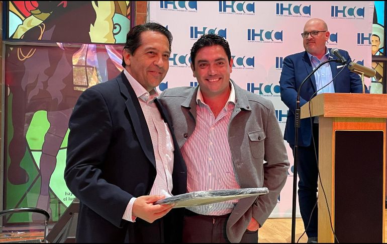 JALISCIENSE. David Arenas, comisionado de Capital Development Board del estado de Illinois, recibe una portada de EL INFORMADOR de manos de Juan Carlos Álvarez. EL INFORMADOR • P. Gallardo