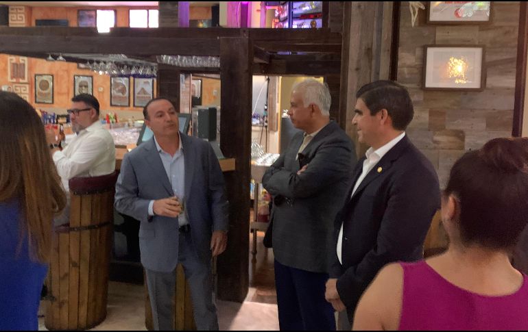 INTERCAMBIO. Ezequiel Fuentes, empresario restaurantero, conversa con Alfredo Lopez, presidente de la agencia CMP, y Raúl Uranga, presidente de la Canaco. CORTESÍA/Cámara de comercio hispana de illinois