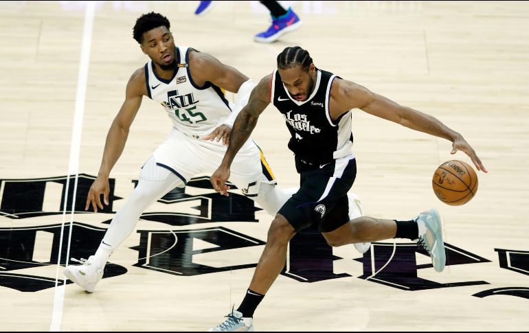 Leonard ofreció la jugada de la noche con una clavada hacia el final del segundo cuarto. EFE