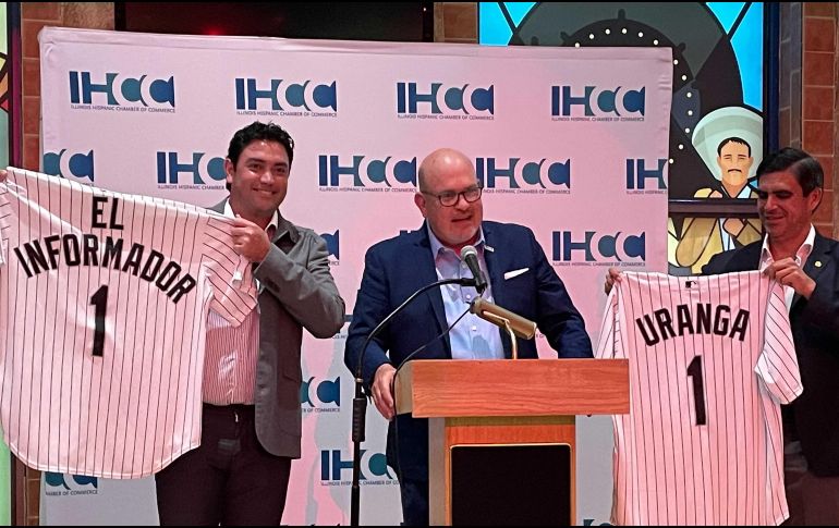 CELEBRACIÓN. Jaime di Paulo, presidente de la Cámara de Comercio Hispana de Illinois, obsequió a Juan Carlos Álvarez, director comercial de EL INFORMADOR, y Raúl Uranga, presidente de la Canaco, playeras de los White Sox, uno de los equipos más populares de Chicago. EL INFORMADOR/P. GALLARDO