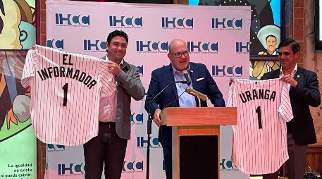 CELEBRACIÓN. Jaime di Paulo, presidente de la Cámara de Comercio Hispana de Illinois, obsequió a Juan Carlos Álvarez, director comercial de EL INFORMADOR, y Raúl Uranga, presidente de la Canaco, playeras de los White Sox, uno de los equipos más populares de Chicago. EL INFORMADOR/P. GALLARDO