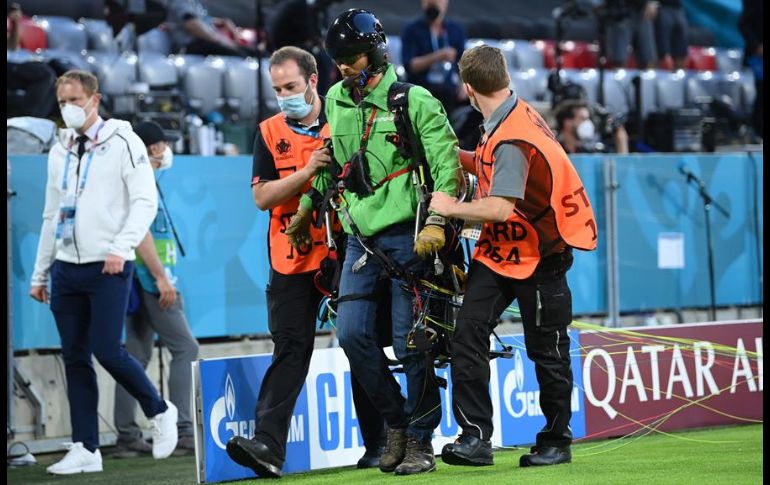 El manifestante fue retirado por personal de seguridad y se le brindó atención médica a un lado de la cancha. EFE/L. Barth-Tuttas