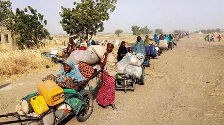 Algunas de las 700 personas secuestradas por el grupo yihadista Boko Haram y rescatadas por el Ejército nigeriano en 2017 descansan en Monguno, Nigeria. EFE/ARCHIVO