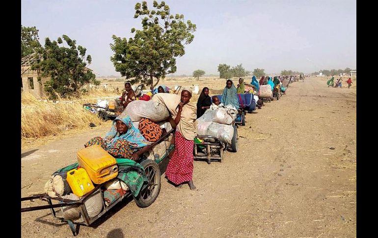 Algunas de las 700 personas secuestradas por el grupo yihadista Boko Haram y rescatadas por el Ejército nigeriano en 2017 descansan en Monguno, Nigeria. EFE/ARCHIVO