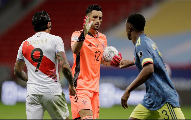 El guardameta rojinegro aportó para la causa al dar una asistencia desde su propio arco. EFE/J. Alves