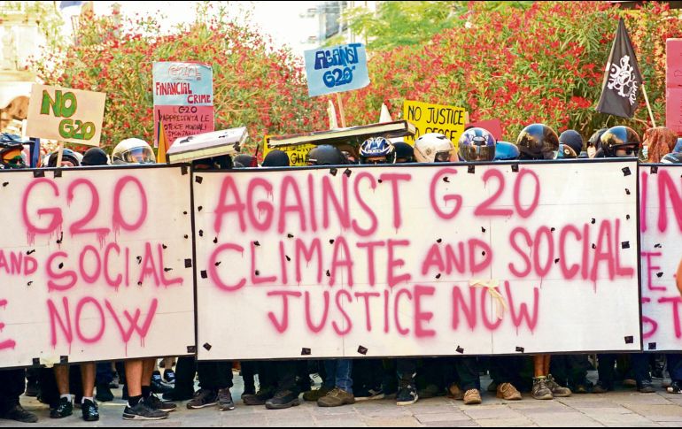 Mientras se llevaba a cabo la reunión en la que se definió que las multinacionales paguen un impuesto global de 15% de sus ganancias, las personas aprovecharon para manifestarse contra el G20. EFE/A. Merola