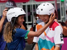 LA POSTAL. Momiji Nishiya (DER) y Rayssa Leal (IZQ) ganadoras de las medallas de Oro y Plata se felicitaron mutuamente al final de la competencia. Una de las mejores imágenes que Tokio 2020 nos dejará. AP/B. CURTIS