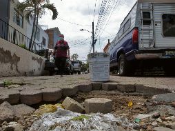 “SOLUCIÓN”. En la Colonia Constitución, los vecinos colocaron un bote con cemento y un tubo en el interior de un socavón que ahí se ubica desde hace un año. El Informador/ A. Camacho