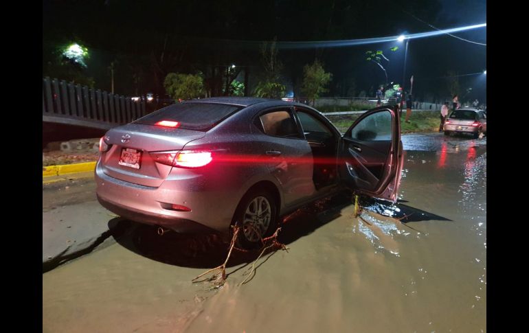 Al punto acudió personal de la Unidad de Protección Civil y Bomberos Zapopan con una motobomba, tres camiones de rescates y camionetas ligeras para apoyar a los automovilistas. EL INFORMADOR/R. Bobadilla