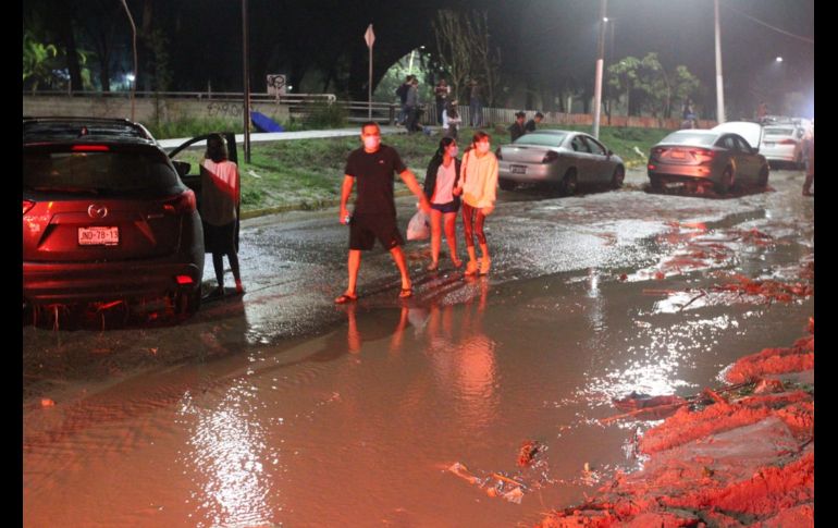 El carril que va de la de Acueducto a Américas fue reabierto a la circulación poco antes de las 20:00 horas, una vez que el agua había disminuido sus niveles.. EL INFORMADOR/A. Camacho