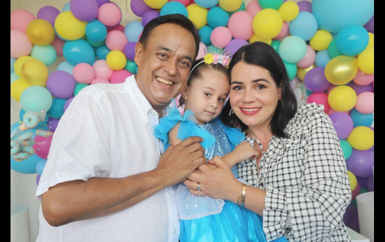 Salvador Cosío Gaona, Rebeca Cosío Crella y Paulina Corella. GENTE BIEN JALISCO/ CLAUDIO JIMENO