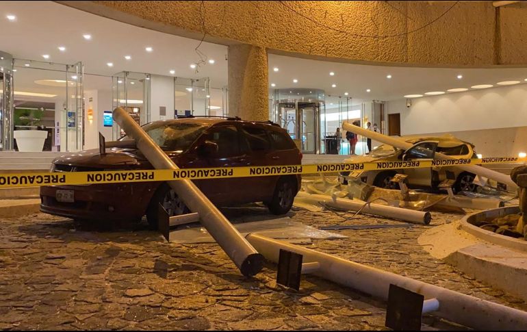 Automóviles dañados afuera de un hotel luego de los derrumbes ocasionados por el sismo de magnitud 7.1 con epicentro cercano al puerto de Aacapulco. AFP / F. Robles