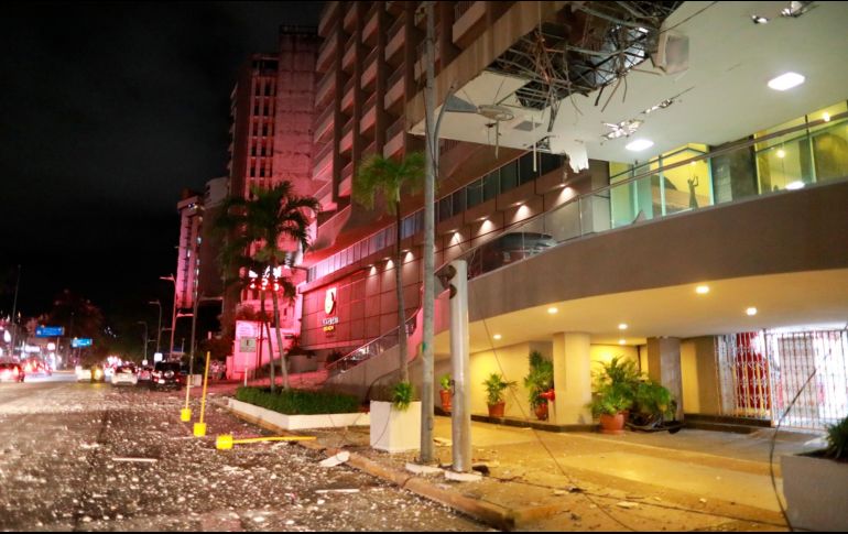 En algunos municipios de Guerrero se han registrado caída de bardas, vidrios rotos o viviendas que se quedaron sin luz. EFE / D. Guzmán