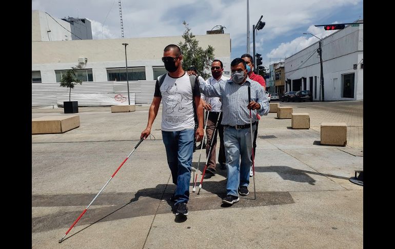 Lamentan que en el Centro de Guadalajara, especialmente en el Paseo Alcalde, se hubieran eliminado las banquetas, ocasionando que no sepan dónde inicia o termina una calle. EL INFORMADOR/G. Gallo