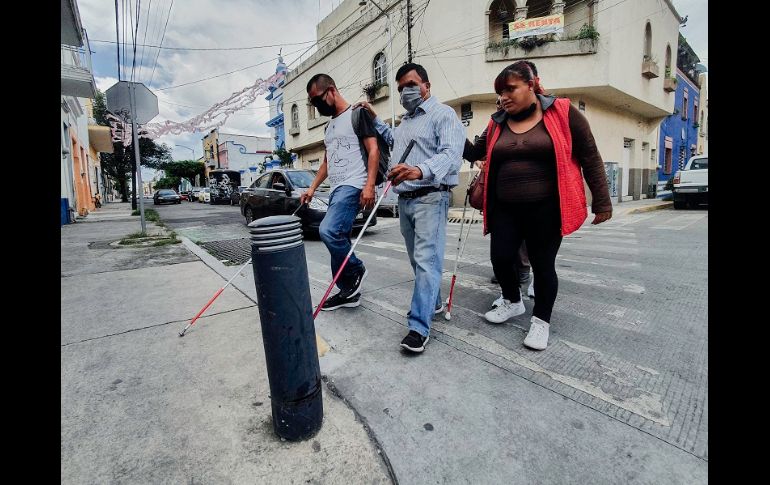 Lamentan que en el Centro de Guadalajara, especialmente en el Paseo Alcalde, se hubieran eliminado las banquetas, ocasionando que no sepan dónde inicia o termina una calle. EL INFORMADOR/G. Gallo