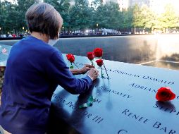 Una mujer coloca flores en el memorial de las víctimas del 11 de Septiembre en Nueva York a 20 años de ataque terrorista. EFE / M. Segar