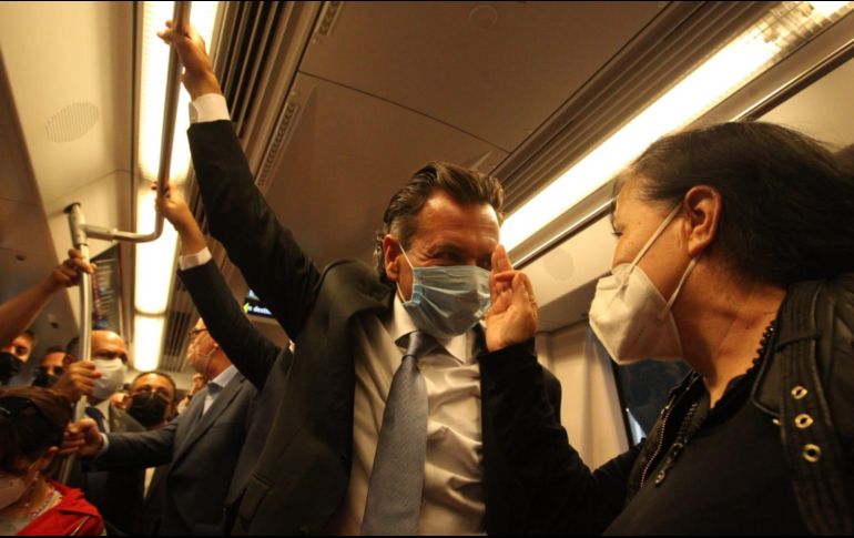 Durante su recorrido, Lemus aprovechó para saludar a los ciudadanos. EL INFORMADOR / A. Camacho