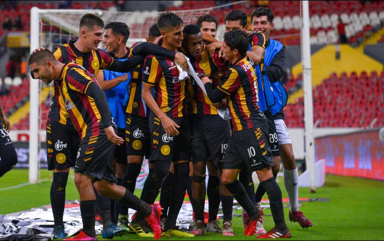 Wilber Rentería festeja su gol. Leones Negros llegó a 13 puntos y entró a zona de liguilla. IMAGO7/S. Bautista