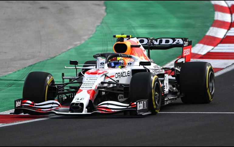 Max Verstappen no lució su velocidad usual y concluyó en quinto, detrás de su compañero en Red Bull, el mexicano ''Checo'' Pérez (foto), que terminó 4 en el segundo ensayo. AFP / O. Kose