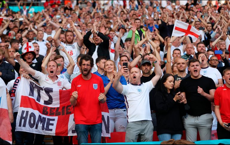 El día de la final de la Eurocopa, ganada por Italia en los penales, varios aficionados ingleses lanzaron piedras y objetos a los italianos en los alrededores del estadio. EFE / ARCHIVO