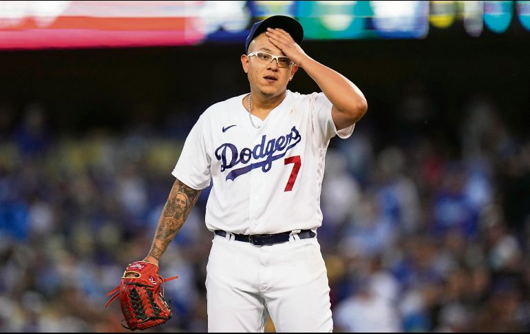 Castigado. Julio Urías no salió en su mejor noche y permitió cinco carreras en la derrota. AP/ J. Hong
