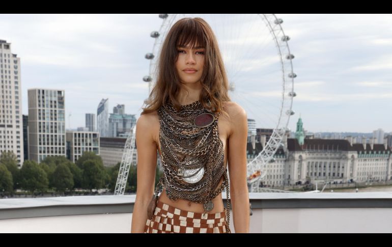 Zendaya utilizó un conjunto firmado por Vivienne Westwood en una reciente sesión de fotos en Londres. CORTESÍA/ WARNER BROS. PICTURES
