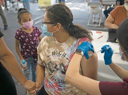 La vacunación ha alcanzado ya 83% de la población adulta, esto podría mejorar el panorama económico del país. AP/J. Hong