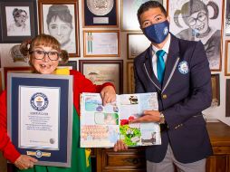 María Antonieta de las Nieves recibiendo el certificado de Guinness World Records. ESPECIAL/GUINNESS WORLD RECORDS.