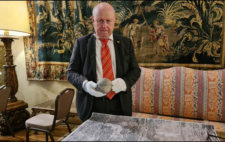 El coleccionista belga, Stefaan Missinne, expone en Roma, Italia, la réplica de un globo terráqueo que asegura haber sido creado por Leonardo Da Vinci en 1504. EFE / G. SÁNCHEZ