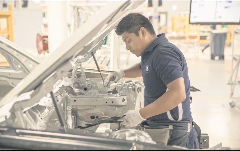 La operación de autos eléctricos contaminana poco, pero su fabricación deja una fuerte huella ambiental. EFE/Archivo