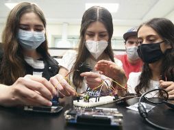 Raquel Ramírez (al centro) estudia el quinto semestre de Ingeniería. Con “Deep Space” también busca que las niñas sepan que pueden ocupar cualquier espacio que deseen y que no hay carreras exclusivas para los hombres. EL INFORMADOR/A. Camacho
